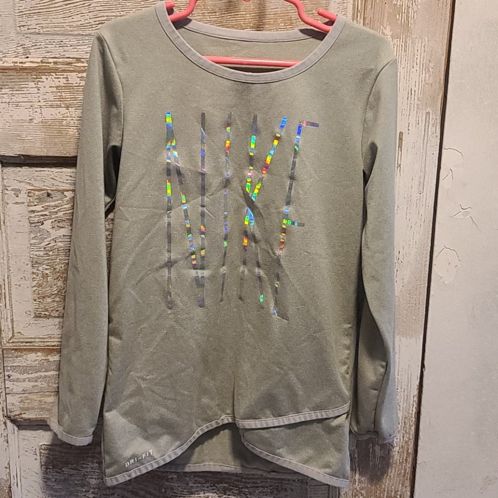Nike long sleeve drifit girls size med (6/7)